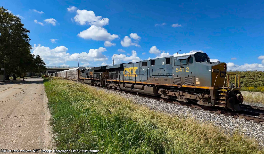 CSX 5412 leads M276.